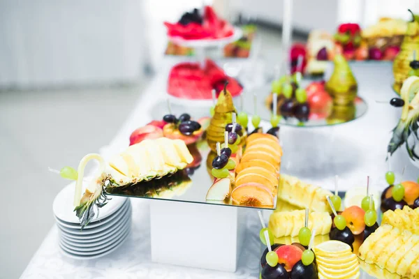 Deliziosi dolci sul buffet di caramelle nuziali con dessert, cupcake — Foto Stock