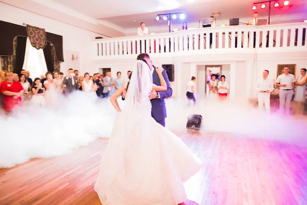 Gelukkig mooi pasgetrouwden dansen in het restaurant — Stockfoto
