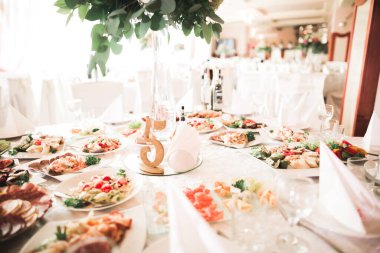 Düğün töreni için hazırlanmış bir restoranın içinde.