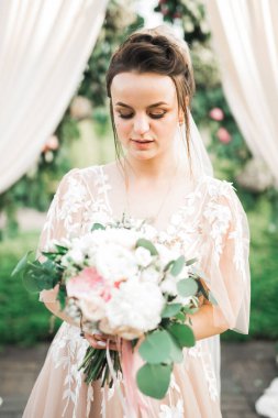 Zarif beyaz elbiseler içinde güzel bir gelin