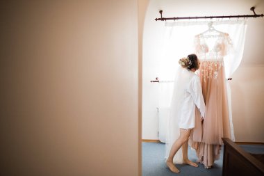 Tüylü, lüks makyaj, saç stili, stüdyo içi fotoğraf çekimi olan güzel bir gelin.