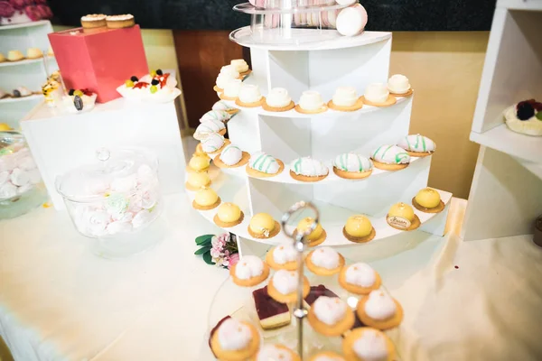 Masada süslü düğün pastası var.