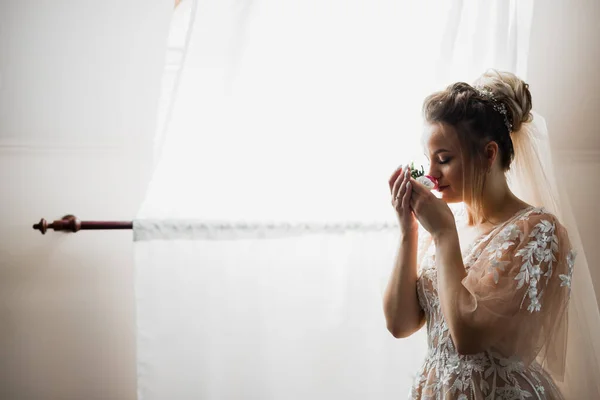 Portret van een prachtige bruid poseren met grote boeket — Stockfoto