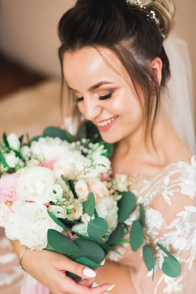 Mariée tenant grand et beau bouquet de mariage avec des fleurs — Photo