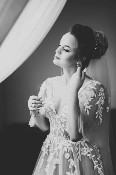 Krásný portrét nevěsty na sobě módní svatební šaty s peřím s luxusní potěšení make-up a účes — Stock fotografie