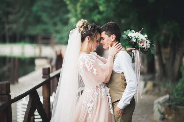 Lindo casal feliz de pé perto um do outro e olhando nos olhos — Fotografia de Stock