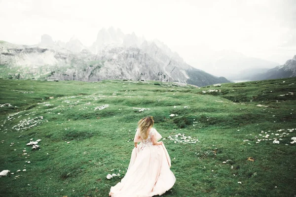 Mujer de belleza, novia con vestido blanco perfecto fondo montañas — Foto de Stock