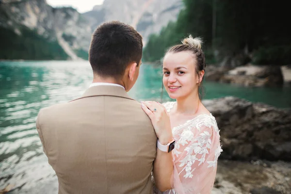 Casamento romântico momento, casal de recém-casados sorrindo retrato, noiva e noivo abraçando perto de um belo lago nas montanhas — Fotografia de Stock