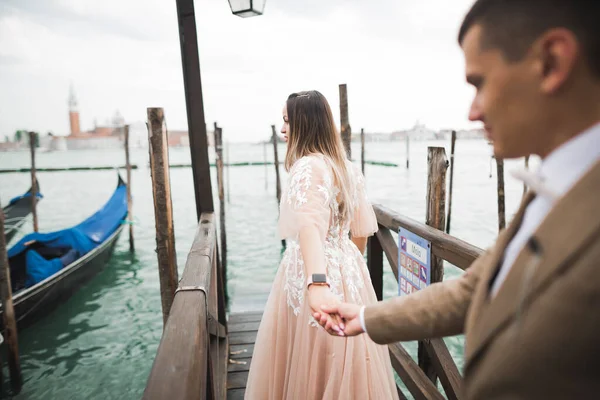 Casamento casal de mãos dadas, noivo e noiva juntos no dia do casamento em Veneza, Itália — Fotografia de Stock