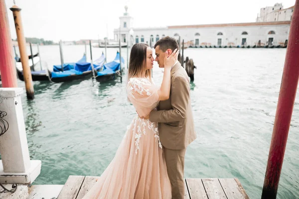 Hermosa pareja feliz de pie cerca el uno del otro y mirando a los ojos en Venecia, Italia — Foto de Stock