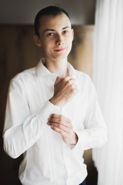 Damat sabah hazırlığı. Yakışıklı adam giyiniyor ve düğüne hazırlanıyor.