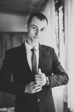 Damat sabah hazırlığı. Yakışıklı adam giyiniyor ve düğüne hazırlanıyor.