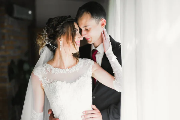 Ρομαντικές γαμήλιες στιγμές, ζευγάρι νεόνυμφων χαμογελαστό πορτρέτο, νύφη και γαμπρός αγκαλιάζει — Φωτογραφία Αρχείου