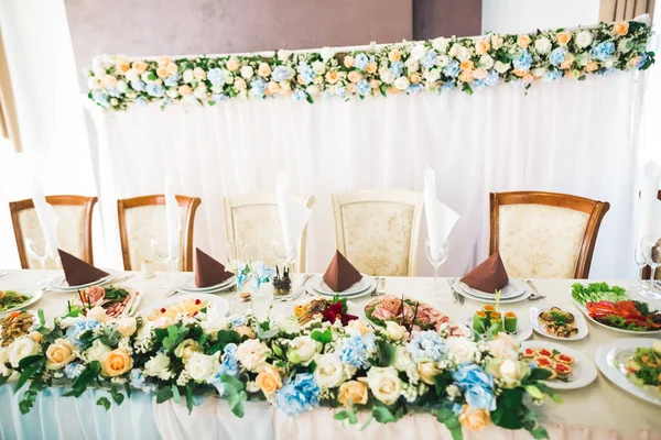 Interior de um restaurante preparado para cerimônia de casamento — Fotografia de Stock