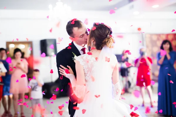 Primer baile de boda de pareja recién casada en restaurante —  Fotos de Stock