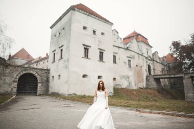 Zarif beyaz elbiseler içinde güzel bir gelin