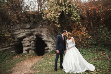 Güzel gelin ve damat evlendikleri gün kucaklaşıp öpüşüyorlar.