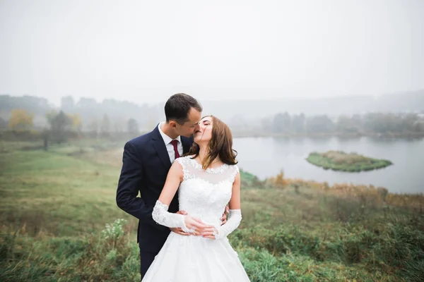 Csókolózó pár esküvői, természet közeli portré — Stock Fotó
