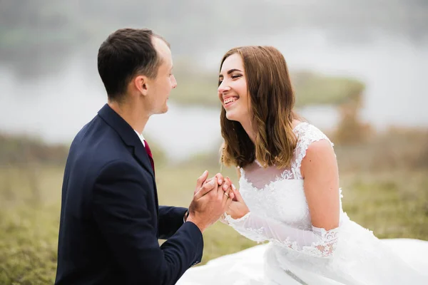 Primer plano de una bonita pareja de novios jóvenes — Foto de Stock