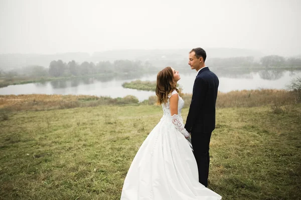 Lindo casal feliz de pé perto um do outro e olhando nos olhos — Fotografia de Stock