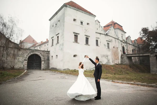 Schönes Hochzeitspaar hat gerade geheiratet und getanzt — Stockfoto