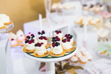 Düğün şekeri büfesinde lezzetli tatlılar, tatlılar, kekler.