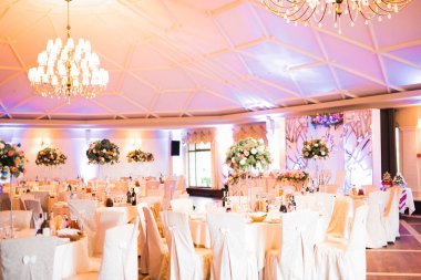 Düğün töreni için hazırlanmış bir restoranın içinde.