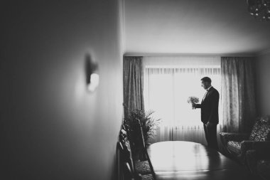 Damat sabah hazırlığı. Yakışıklı adam giyiniyor ve düğüne hazırlanıyor.