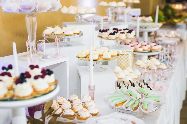 Läckra bröllop reception godis bar dessert bord — Stockfoto