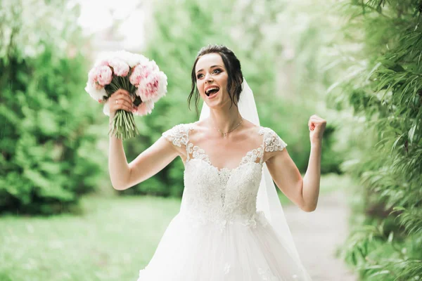 Casamento de luxo noiva, menina posando e sorrindo com buquê — Fotografia de Stock