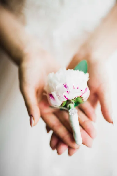 Beautiful luxury bride in elegant white dress holds bouquet of flowers in the hands — Stock Photo, Image