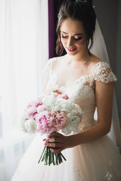 Bruid met grote en mooie bruiloft boeket met bloemen — Stockfoto