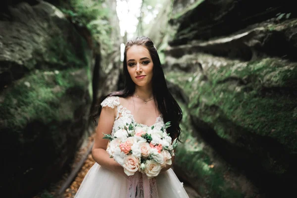 Sposa di nozze di lusso, ragazza in posa e sorridente con bouquet — Foto Stock