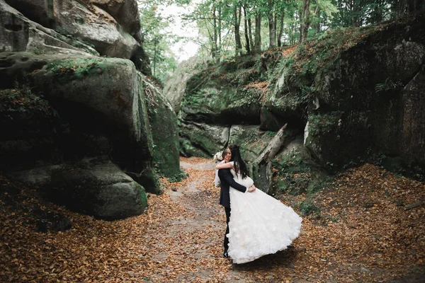 Amare marito e donna sullo sfondo delle montagne. Coppia amorevole trascorre emotivamente tempo — Foto Stock