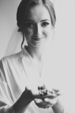 Tüylü, lüks makyaj, saç stili, stüdyo içi fotoğraf çekimi olan güzel bir gelin.