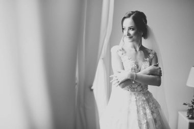 Beyaz elbiseli lüks gelin düğün törenine hazırlanırken poz veriyor.