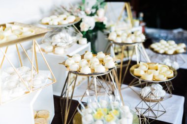 Çeşitli lezzetli tatlılar, yemek fikirleri ve kutlamalarla dolu bir büfe.