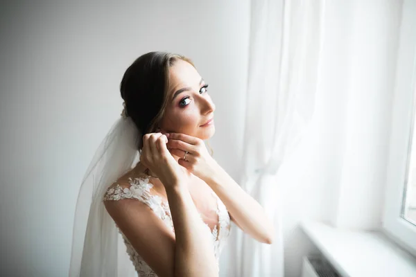 아름다운 웨딩 드레스를 입은 아름다운 신부 화려 한 화장 과 헤어 스타일, 스튜디오 실내 사진 촬영 — 스톡 사진