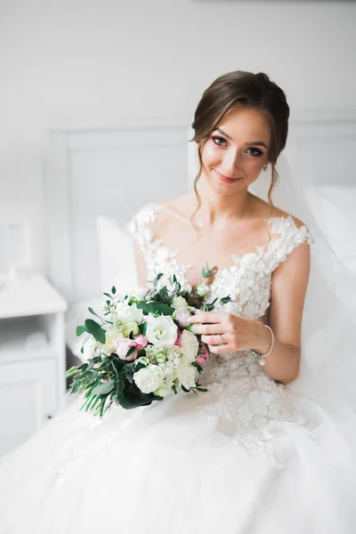 奢华的新娘，摆出一副笑脸，捧着花束的姑娘 — 图库照片