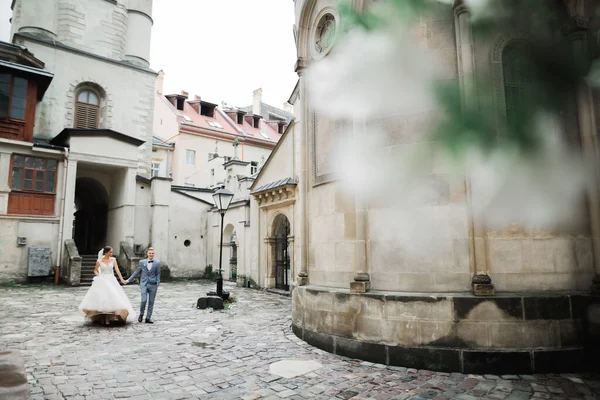 Düğün günü el ele tutuşan çift, damat ve gelin.