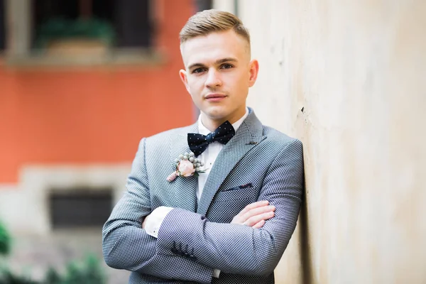 Retrato en la cabeza del joven sonriendo aislado en el exterior fondo —  Fotos de Stock