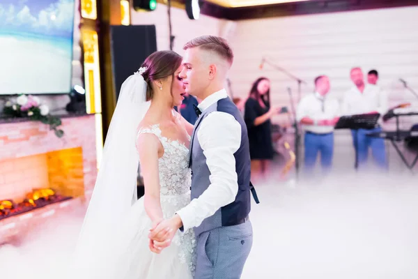 Beautiful wedding couple just married and dancing their first dance — Stock Photo, Image