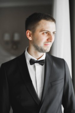 Genç ve yakışıklı bir adam iş toplantısından sonra bir otelde dinleniyor.