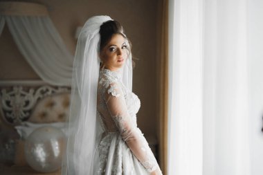 Zarif beyaz elbiseler içinde güzel bir gelin