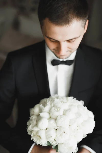 Красива людина, наречений тримає великий і красивий весільний букет з квітами — стокове фото