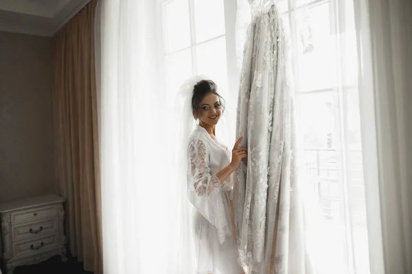 Retrato de novia hermosa con velo de moda en la mañana de la boda — Foto de Stock