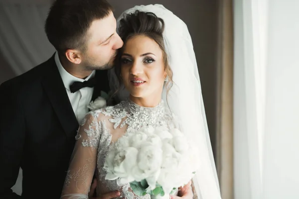 Casamento romântico momento, casal de recém-casados sorrindo retrato, noiva e noivo abraçando — Fotografia de Stock