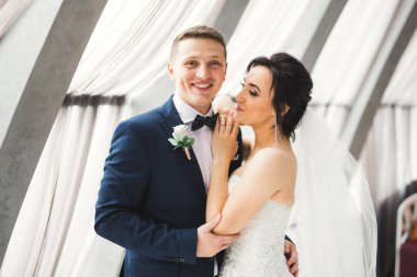 Genç ve güzel bir çiftin yakın çekimi.