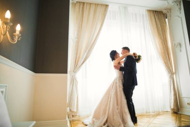 Romantik düğün anı, yeni evli çiftin gülümseyen portresi, gelin ve damadın kucaklaşması