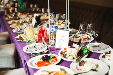 Düğün töreni için hazırlanmış bir restoranın içinde.